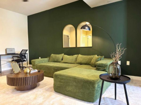 Art Deco Style Home in LA with Free Parking 10 min to Cedars